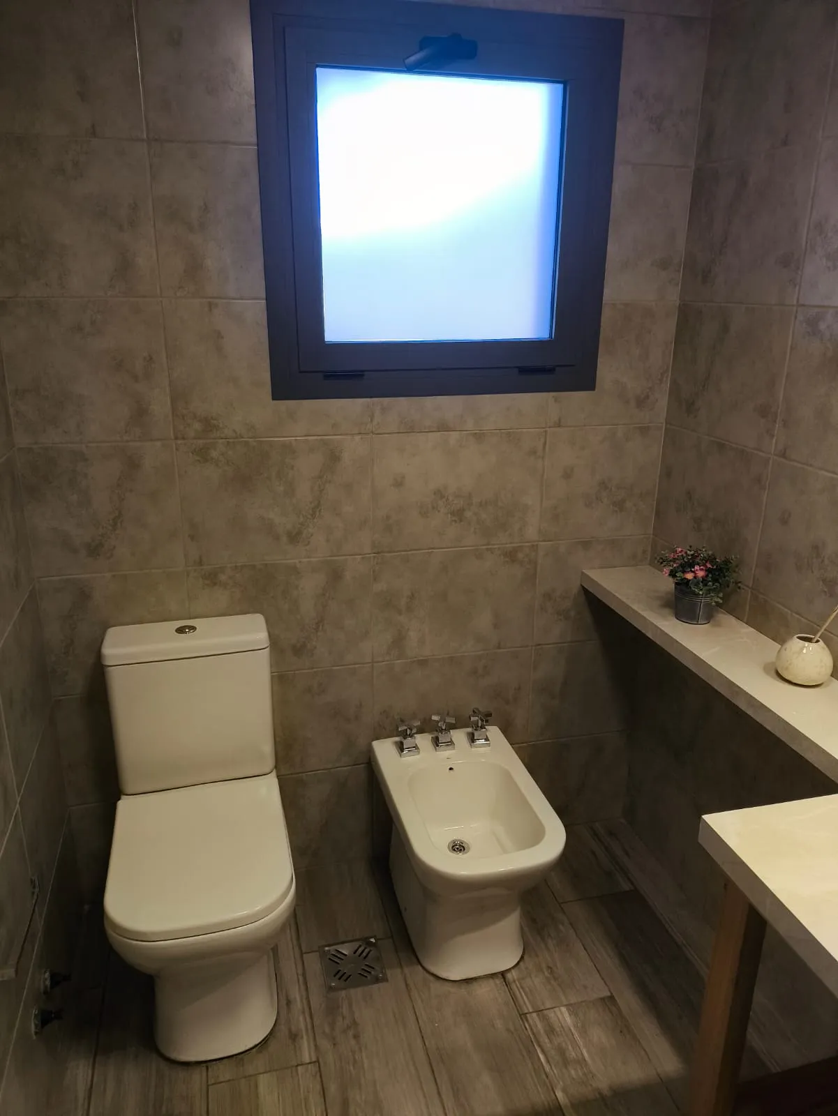 Baño completo con inodoro, bidet y ventana
