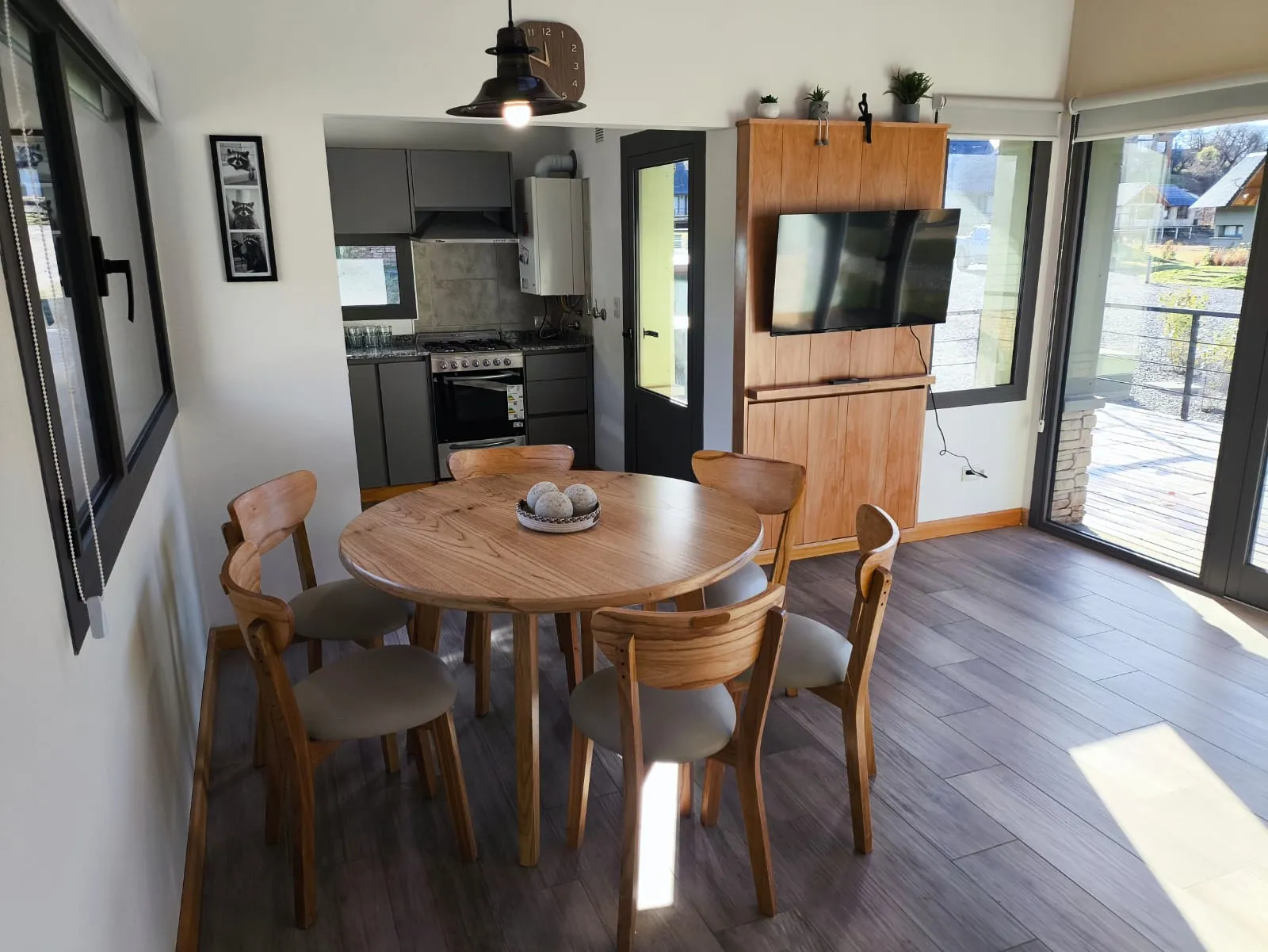 Comedor con mesa para seis personas y Smart TV