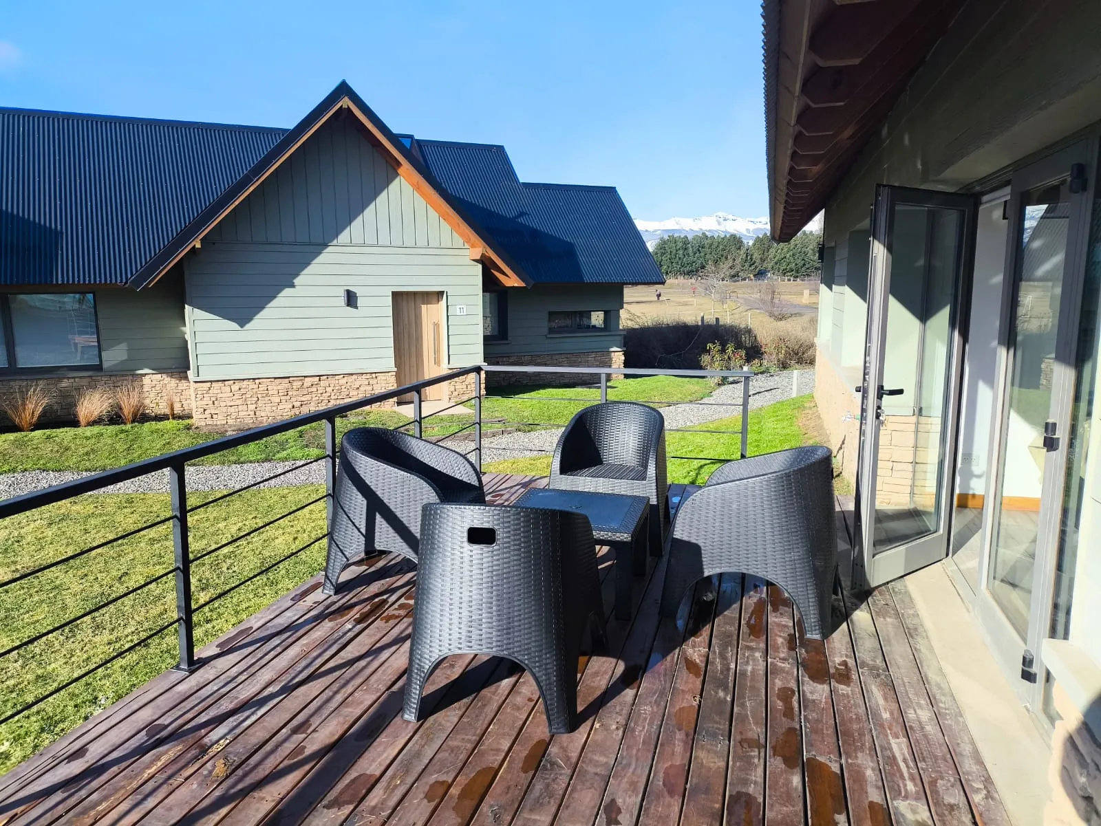 Terraza de madera con juego de sillones para cuatro personas