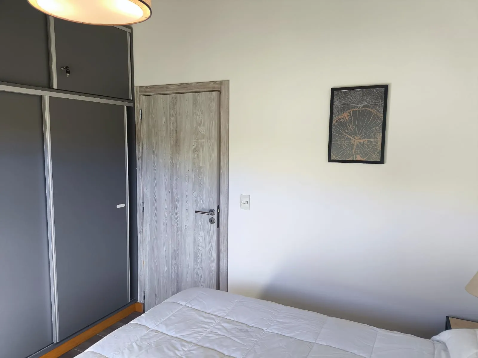 Detalle del dormitorio matrimonial con placard corredizo