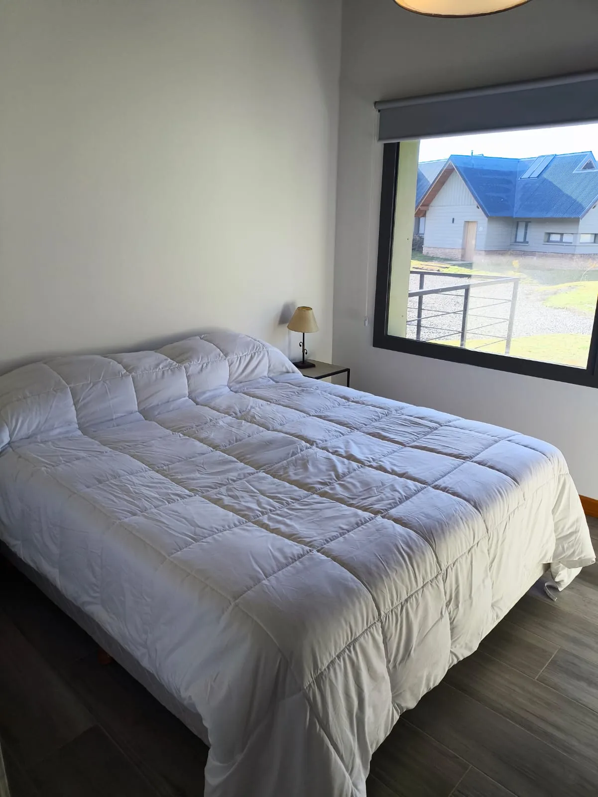 Dormitorio matrimonial con sommier y vista al complejo