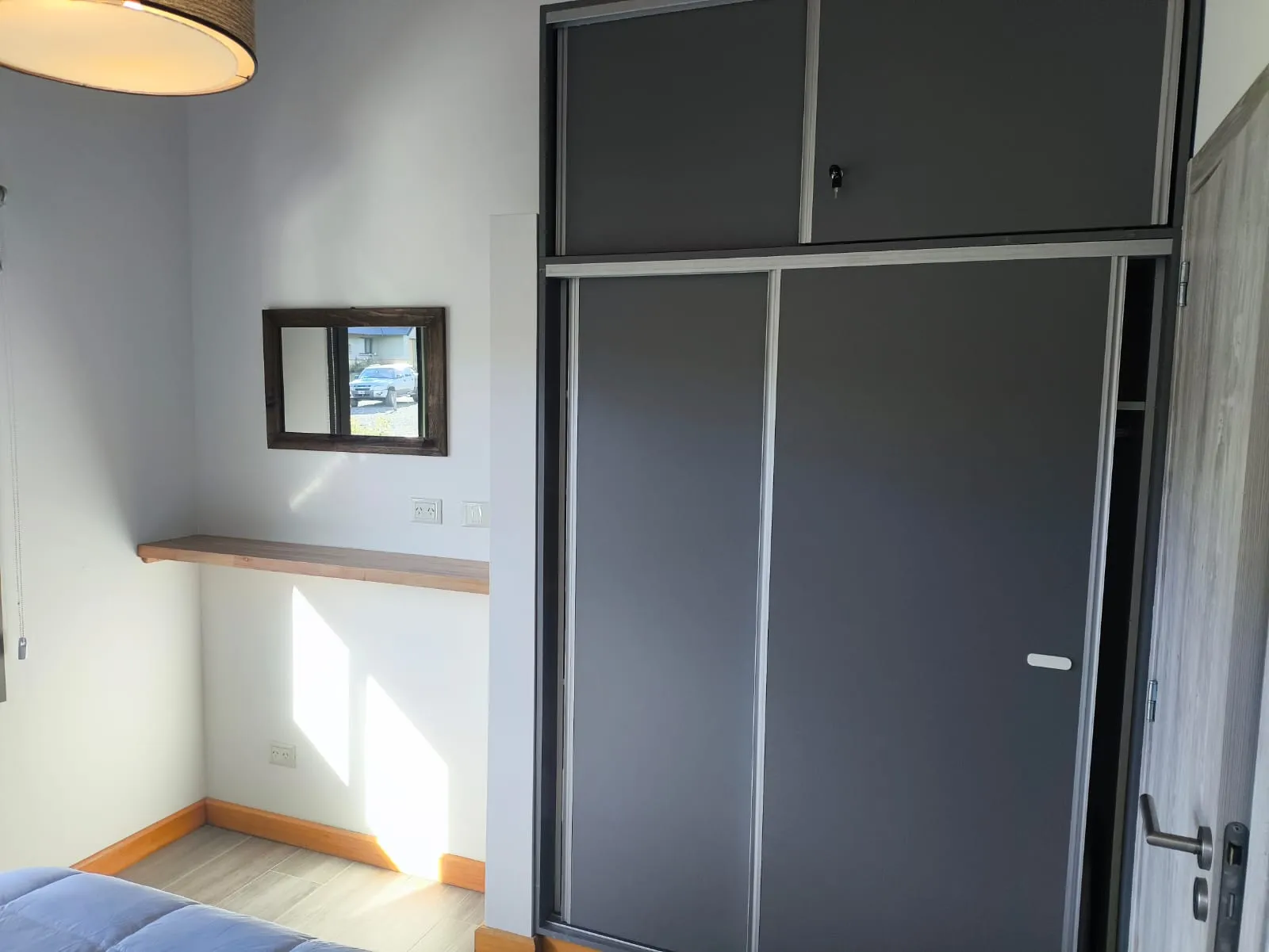 Placard amplio con puertas corredizas del dormitorio