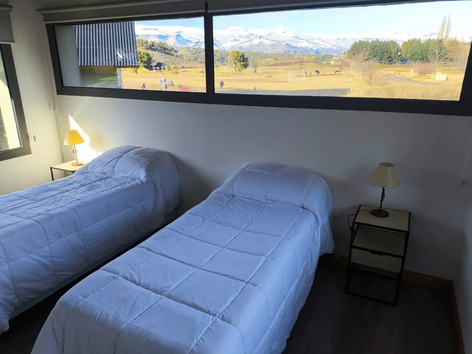Ventana panorámica del dormitorio con vista a los cerros nevados de San Martín de los Andes