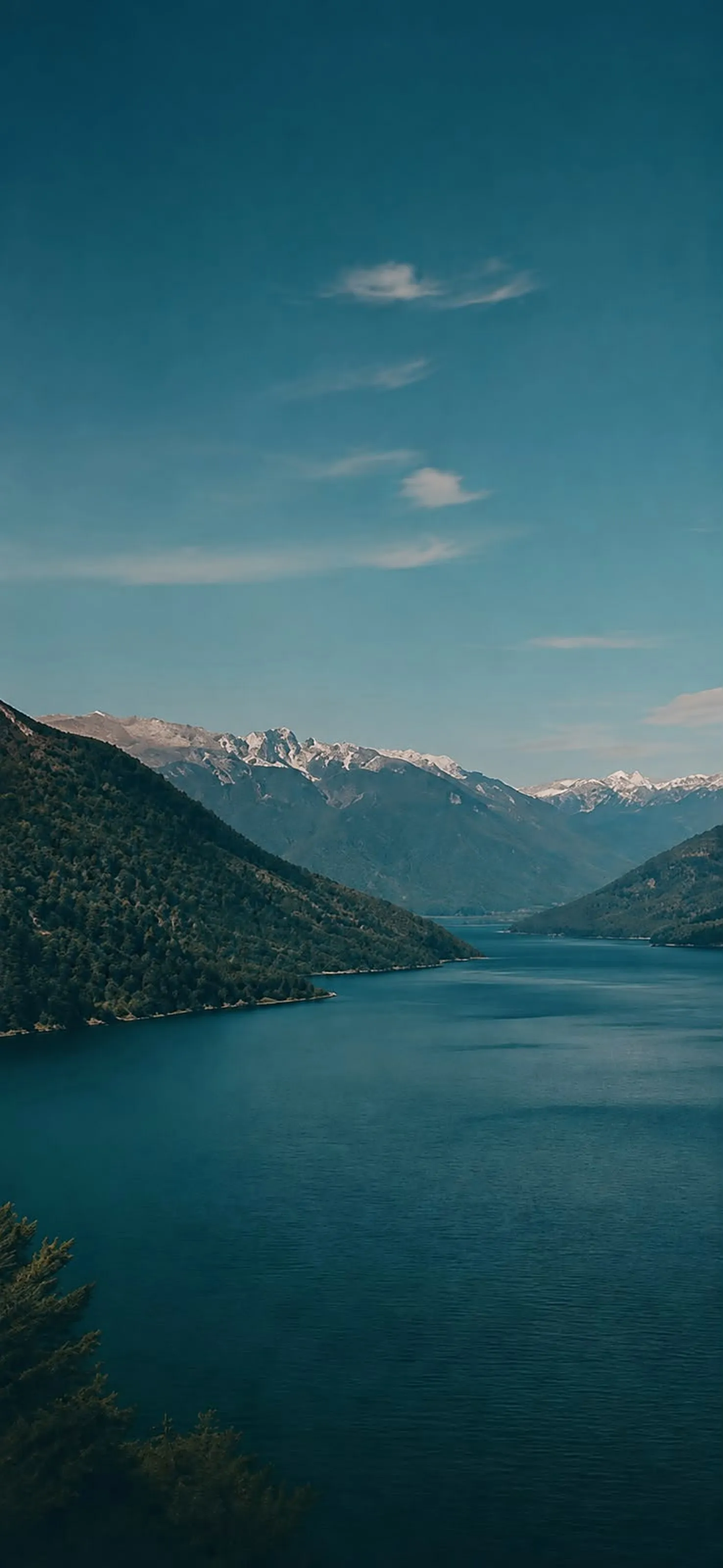 Lago y cordillera nevada en San Martín de los Andes, Patagonia
