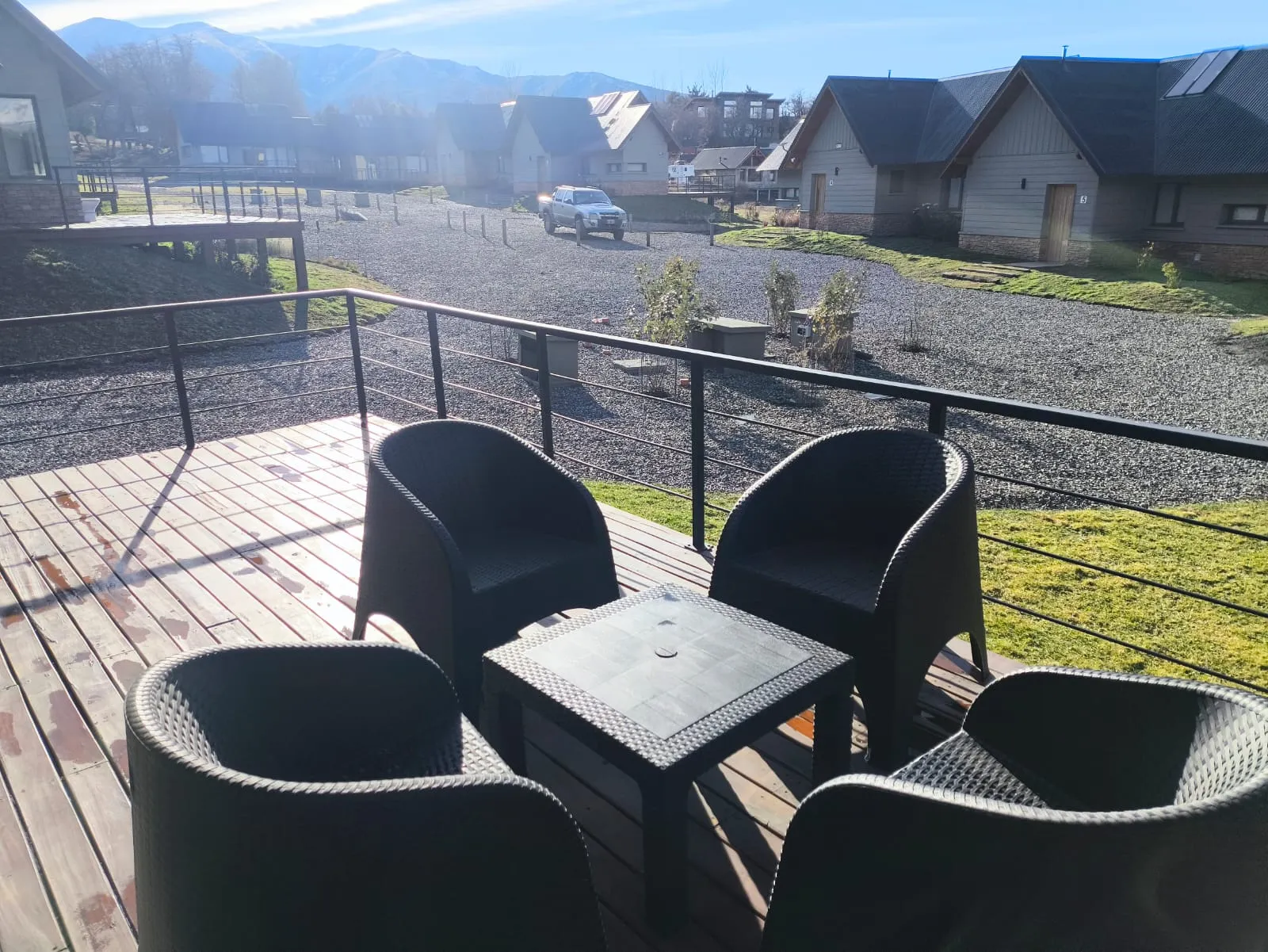 Complejo de cabañas con las montañas de San Martín de los Andes de fondo